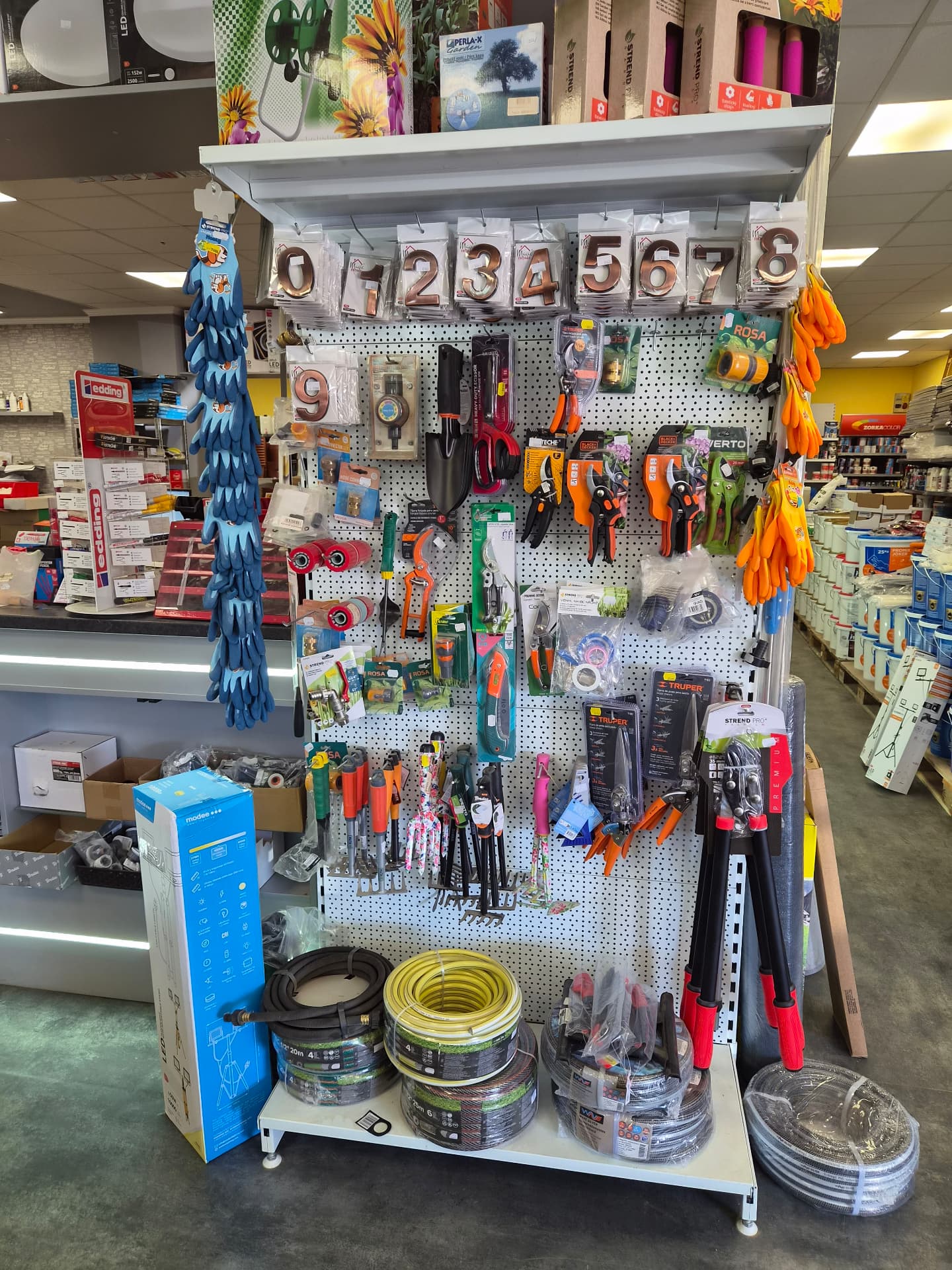 Kerti szerszámok, metszőollók és locsolótömlők